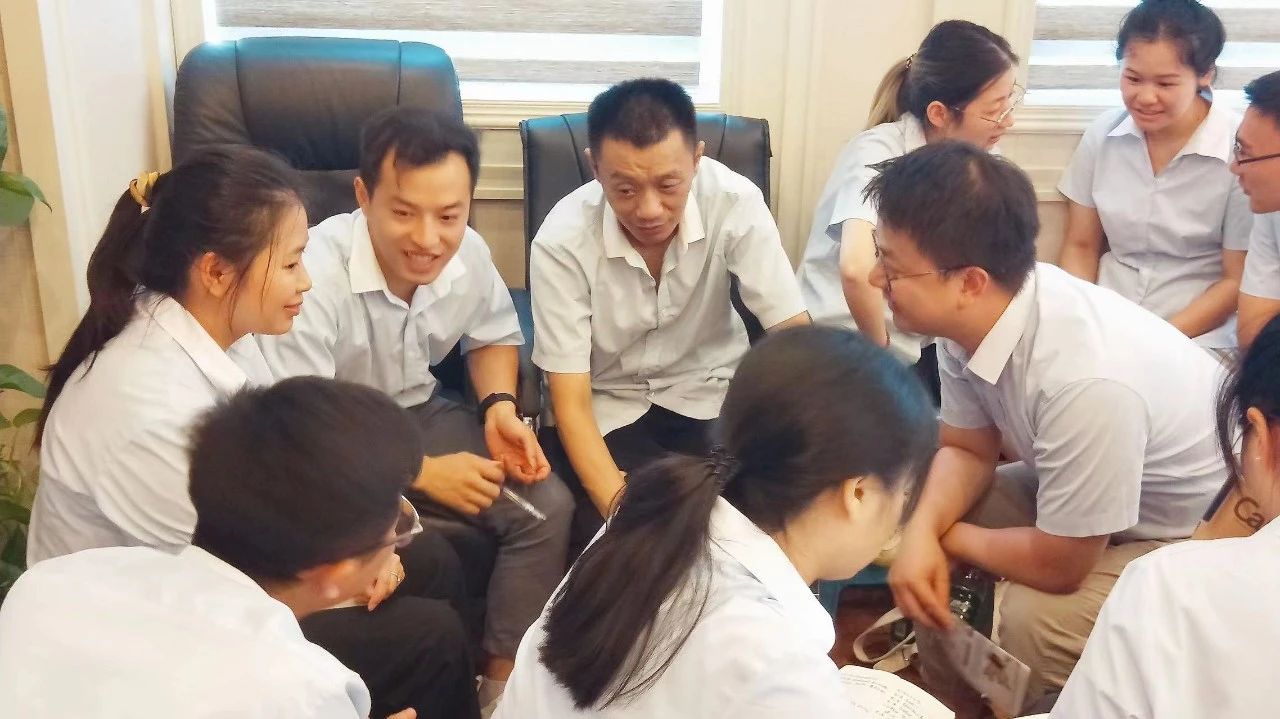 突围.向阳生长—重庆腾博会官网餐饮暑期培训_腾博会官网丨食堂团餐丨食堂承包丨学校食堂承包丨重庆食堂承包丨