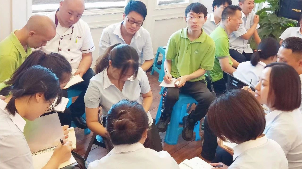 突围.向阳生长—重庆腾博会官网餐饮暑期培训_腾博会官网丨食堂团餐丨食堂承包丨学校食堂承包丨重庆食堂承包丨